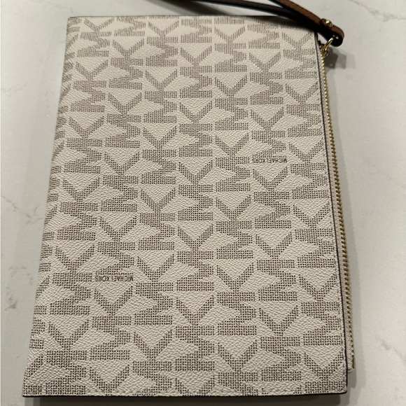 Brand New Michael Kors Jet Set Charm wristlet. - Picture 4 of 6